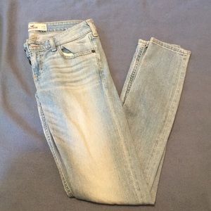 HOLLISTER SKINNY JEAN size 3 (26 W 31 L)